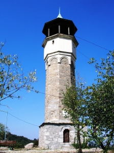 Saat Kulesi, üzerinde kadran olmasa da düzenli çalan çanlarıyla saati yıllardır bildirmeyi sürdürüyor.