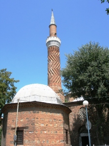 İmaret Camii çok büyük olmasa da kendine has minaresiyle, özellikle eski fotoğraflarda şehrin panoramasında bir bakışta fark ediliyor.